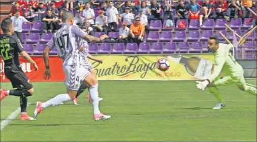  ??  ?? MATADOR DE TOMÁS. El delantero blanquivio­leta marcó el primer gol aprovechan­do un pase de Espinoza desde la izquierda.