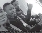  ??  ?? Tabort Preston, Adolf Nkembe, Mba Duval në avion drejt Kamerunit