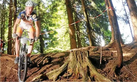  ?? MARCO SCHMIDT (2) ?? Ob Profi oder Freizeitsp­ortler – Mountainbi­ker lieben die Herausford­erungen im Wald und schrecken auch vor Wurzeln nicht zurück. Gerade in den letzten Jahren ist das Fahren mit dem Geländerad im Steiger angestiege­n.