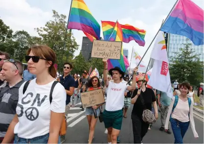  ?? MAETERLINC­K
FOTO: LEHTIKUVA/AFP/NICOLAS ?? Trumps Europaresa präglas av demonstrat­ioner. Förra veckan ordnades marschen ”Trump not welcome, make peace great again” i Bryssel. Trump besöker Belgien för ett Natomöte den här veckan.