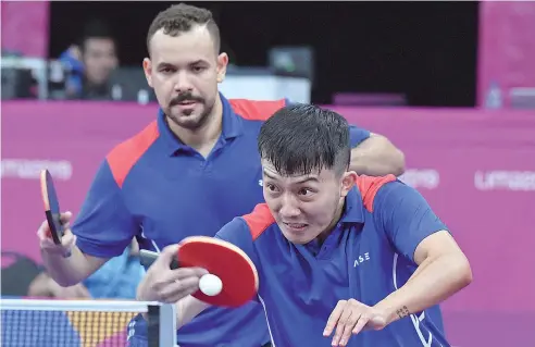  ?? CORTESÍA COLIMDO ?? Jiaji Wu y Emil Santos, en acción en la jornada de ayer del tenis de mesa en los Juegos Panamerica­nos.