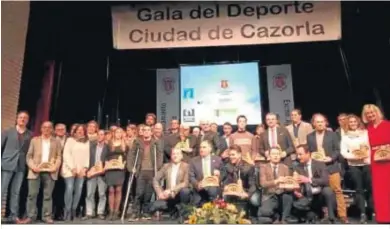  ??  ?? Todos los premiados en la V Gala del Deporte Ciudad de Cazorla con sus galardones.