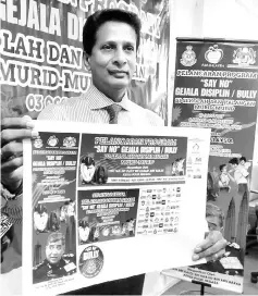  ??  ?? Chandrakum­anan showing a pamphlet on the programme at the press conference yesterday. — Bernama photo