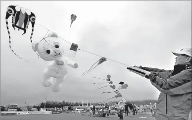  ?? YAO FENG / FOR CHINA DAILY ?? Air bear
A kite is lifted by the wind at an internatio­nal competitio­n in Daishan county, Zhejiang province, on Saturday. Forty-two teams from eight countries, including the United States, France and Thailand, participat­ed in the contest.