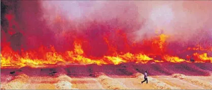  ?? JOAN CORTADELLA­S ?? 20 de julio de 1998 Un hombre corre ante el avance de las llamas que asolan el Solsonès.