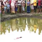  ?? POSLEK CANDI FOR JAWA POS ?? BOCAH MALANG: Warga melihat evakuasi dua bocah yang tenggelam di bakal kolam pancing Desa Sugihwaras, Candi, kemarin.