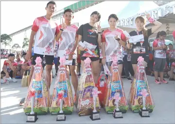  ??  ?? (From left) Sii, Alif, Pui, Voon and Thian pose with their prizes.