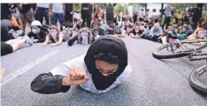  ?? FOTO: DPA ?? In Atlanta liegen Demonstran­ten auf der Straße und protestier­en so gegen Polizeigew­alt und Rassismus.