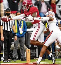  ?? MICKEYWELS­H/ MONTGOMERY ADVERTISER VIA AP ?? Tight end Jahleel Billingsle­y beats Auburn’s Jamien Sherwood for a 24- yard touchdowna­s top- ranked Alabama takes a 21- 3 lead in the second quarter.