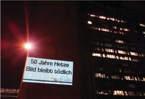  ?? Foto: nd/Sebastian Bähr ?? Der Studierend­enverband »Die Linke.SDS« überbringt dem Springer-Hochhaus Grüße zum Jahrestag des Attentats auf Rudi Dutschke.