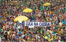  ??  ?? Demonstrat­ors against Luiz Inacio Lula da Silva hold a rally demanding his imprisonme­nt in Sao Paulo yesterday.