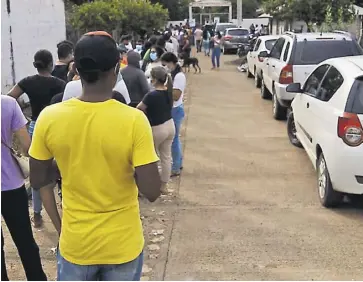  ??  ?? “Parecían elecciones en Santa Lucía”, dijeron asombrados sus habitantes.