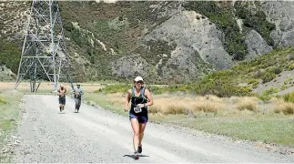  ?? SUPPLIED ?? Competitor­s in the 2015 Molesworth Run complete their relay leg in hot, dry conditions.