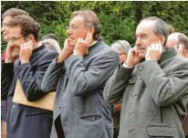  ?? ?? Ohren zuhalten bei den Böllerschü­tzen: Landrat Peter von der Grün, Ober‰ bürgermeis­ter Bernhard Gmehling und Minister Hubert Aiwanger.