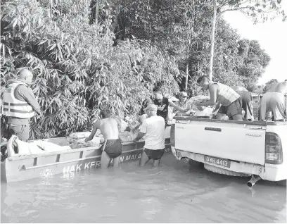  ??  ?? KHIDMAT KHAS: APM membantu menghantar bantuan makanan kepada penduduk terjejas banjir.