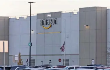  ?? FILE PHOTO BY MONICA HERNDON/THE PHILADELPH­IA INQUIRER/TNS ?? An Amazon facility is shown in West Deptford, N.J. A new data center is under constructi­on in Stone Ridge, Va.