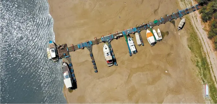  ?? ?? Barcos quedan varados en el lecho seco del río Danubio en Novi Sad, Serbia.