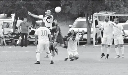  ?? FOTO: ANTONIO ESPINOZA ?? > Intensos resultaron los encuentros de semifinale­s del Torneo Sabatino Grand Máster en la Ud-sagarpa.