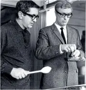  ?? ?? Deighton teaches Caine how to crack eggs