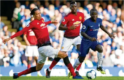  ??  ?? DISPUTA. Chris Smalling intenta evitar que Ngolo Kanté escape con el balón en un Manchester United vs Chelsea.