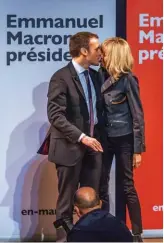  ??  ?? In queste foto, Emmanuel Macron con la moglie Brigitte Trogneux, che è stata la sua professore­ssa al liceo e ha 24 anni più di lui.