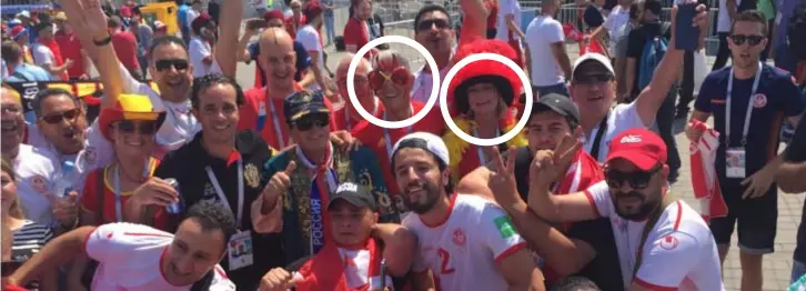  ?? FOTO RR ?? Peter en Sonia (beiden omcirkeld) verbroeder­en net voor de tweede match van de Rode Duivels met de Tunesische supporters.