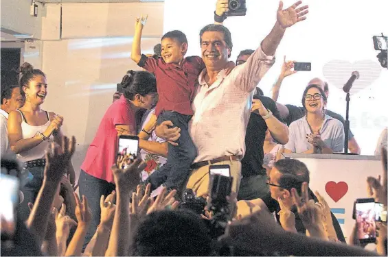  ?? JOAQUÍN MEABE ?? En el búnker. Jorge Capitanich celebra ayer su contundent­e victoria en primera vuelta en las elecciones para gobernador de Chaco.