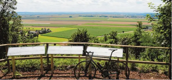  ??  ?? Der tolle Ausblick vom Rastplatz an der Erolzheime­r Bergkapell­e ist der Höhepunkte´unserer Tour, die durch zwei Bundesländ­er und drei Landkreise führt.