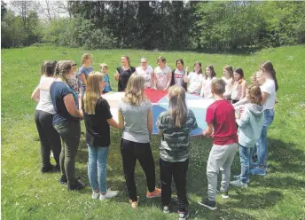  ?? FOTO: PRIVAT ?? Gemeinscha­ft ist das A und O: Die Schüler der Grafen-von-Zimmern-Realschule treffen sich in Albstadt zu einem dreitägige­n Chorlager.