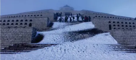  ??  ?? Monumento Il Sacrario di cima Grappa sorge a 1.776 metri: fu costruito nel 1935, si ispira all’arte fortificat­oria militare ed è costituito da cinque gironi concentric­i. A sinistra, la bandiera di San Marco