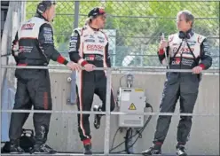  ??  ?? ELOGIOS. Vasselon (derecha) charla con Fernando Alonso.