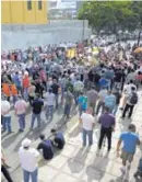  ?? JOSÉ DÍAZ ?? El 4 de abril, grupos a favor y en contra de la ley protestaro­n frente al Congreso.