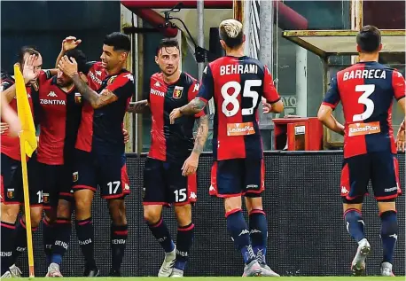  ?? ANSA ?? L’abbraccio dei rossoblù a Sanabria, il primo a sinistra, dopo il secondo gol personale e del Genoa ieri contro il Verona