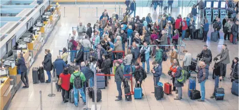  ?? FOTO: DPA ?? Check-In-Schalter von British Airways am Flughafen Stuttgart: Reisende müssen gestrichen­e Flüge wegen Streiks nicht hinnehmen – urteilt der Bundesgeri­chtshof.
