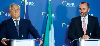  ?? (Imagoecono­mica) ?? Roma Il vicepresid­ente del Ppe Antonio Tajani, 68 anni, e il capogruppo Manfred Weber, 49, ieri al vertice del partito