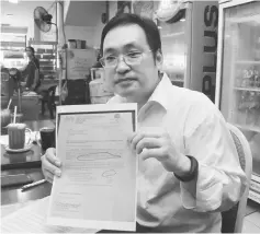  ??  ?? Chong shows a copy of the letter by the State Education Department to request for teachers from Peninsular Malaysia to fill teaching vacancies in the state.