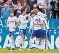  ??  ?? FELICIDAD. Los jugadores del Zaragoza festejan un tanto.