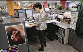  ?? HUY MACH /ST. LOUIS POST-DISPATCH ?? Shelli Groshans works at her standing desk at the St. Louis Post-Dispatch. Groshans divides her time between sitting and standing.