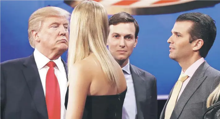  ??  ?? ► Donald Trump, acompañado de su yerno Jared Kushner (centro) y Donald Trump Junior tras un debate presidenci­al, en octubre de 2016, en Las Vegas.