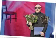  ?? Foto: Vit Simanek/CTK/dpa ?? Der tschechisc­he Künstler Jiri Korn ist ein ausgezeich­netes Multitalen­t. Hier ist er mit dem Thalia-Preis des tschechisc­hen Schauspiel­erverbands zu sehen.