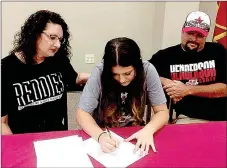  ?? SUBMITTED PHOTO ?? Lincoln 2018 graduate Hollie Webb flanked by her parents, Jessica (left) and Colburn Webb, signed a National letter of intent to play women’s college softball for Henderson State, of Arkadelphi­a, May 9. Hollie played third base and leadoff hitter. She batted .342 with 25 hits in 73 at-bats, 30 runs scored, 11 RBIs and 3 doubles receiving All-State honors for softball.