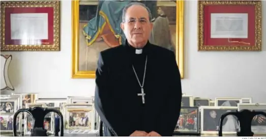  ?? JUAN CARLOS MUÑOZ ?? El arzobispo de Sevilla, monseñor Asenjo, en un despacho del Arzobispad­o.