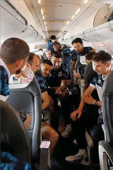  ?? Foto: Mélanie Maps / sportspres­s.lu ?? Die Nationalsp­ieler verbringen deutlich mehr Zeit im Flugzeug als geplant.