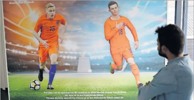  ??  ?? EL ORGULLO DE NIJKERKERV­EEN. Un muro del estadio homenajea a Van de Beek y Thomas Buitink (Vitesse), ídolos locales que han alcanzado la selección holandesa.