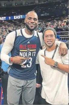  ?? FOTOS: FC BARCELONA/EFE ?? Ronaldinho congenió con LeBron James como si se conocieran de siempre. El mito del Barça regaló camisetas a estrellas como Stephen Curry, charló con Spike Lee y saludó a través de vídeomarca­dor del Smoothie King Center