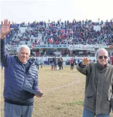  ?? ?? DE JOVEN, cuando defendía la valla tricolor. Al lado, el saludo con otra gloria de Rosario Puerto Belgrano: Marco Rupérez.