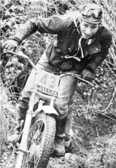  ??  ?? En 1972, Christian éprouve sa Yamaha 250 TY en compétitio­n.