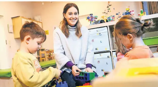  ?? FOTO: CARLOS ALBUQUERQU­E ?? Paula Miguel Alameda aus Madrid hat ihre Ausbildung zur Erzieherin in Spanien gemacht. Jetzt kümmert sie sich um die Kinder in der Kita Himmelssch­aukel.