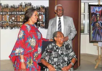  ??  ?? Dale, centre, flanked by the Founder, Mydrim Gallery, Mrs Sinmidele Adesanya and her husband, Mr. Bambo Adesanya