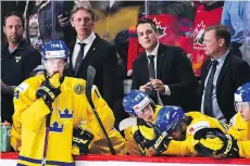  ?? MINAS PANAGIOTAK­IS/GETTY IMAGES/FILES ?? Team Sweden head coach Tomas Monten, centre right, says forward Elias Pettersson has “a lot of confidence,” which should help him score at this year’s world juniors.